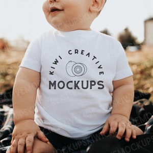 Lifestyle T-Shirt per bambini Mockup Baby, RABBIT SKINS 3322 Mockup bianco con modello, T-shirt bianca vuota Modello di bambino carino all'esterno, primavera