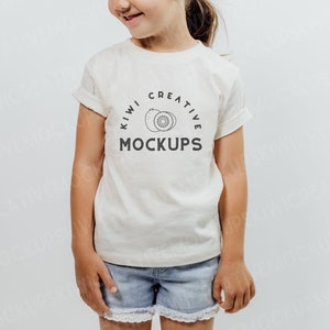 Maquete de camiseta infantil modelada, modelo Bella Canvas 3001Y, 3001Y infantil natural, camiseta, modelo infantil, sublimação em branco