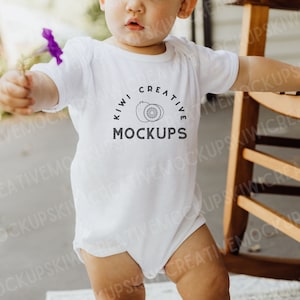 Rabbit Skins 4400 Mockup Bianco, Body modello bambino, Stile di vita Neonato, Modello bambino, Modello mockup Onesie, Camicia monopezzo a maniche corte