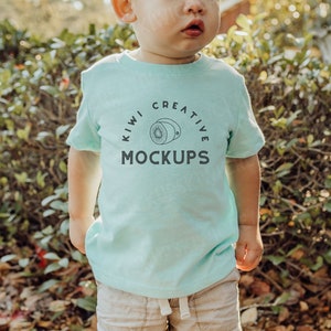 RABBIT SKINS 3322 Chill Mockup con modello, Lifestyle Baby T-Shirt Mockup, Blank White T-Shirt Cute Toddler Model Outside, Primavera