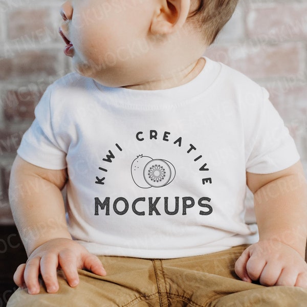 Lifestyle Baby T-Shirt Mockup mit Model, Hasenhäute 3322 Weiß Mockup, Weißes T-Shirt Kleinkind Model