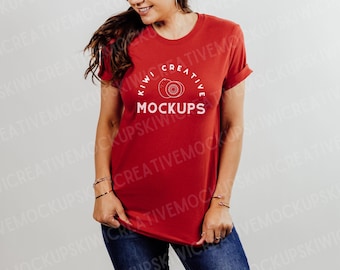 Bella Canvas 3001 Rot T-shirt Mockup: Frauen modelliertes Hemd (Digitaler Download)