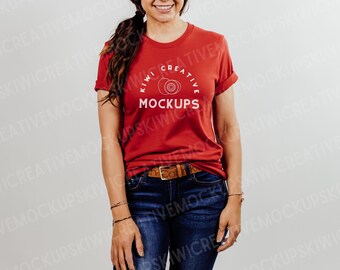 Bella Canvas 3001 Rot T-shirt Mockup: Frauen modelliertes Hemd (Digitaler Download)