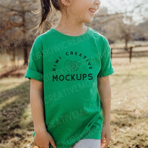 Maqueta de camiseta verde para niños: Gildan 5000b (descarga digital)
