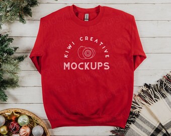 Mockup rode Gildan 18000-sweater: kerst plat gelegd (digitale download)
