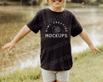 Bella Canvas 3001T ブラック幼児用Tシャツ モックアップ：ライフスタイルキッズモデル (JPEG)