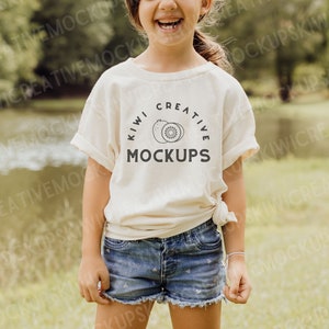 Maqueta de camiseta lifestyle kids, camiseta natural Gildan 500B, maqueta de modelo para niños, simulacro de camiseta infantil boho, simulación de camisa en blanco de sublimación para niños