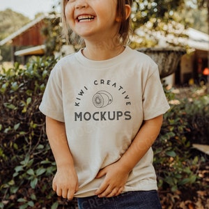 Maqueta de camiseta modelada para niños, modelo Bella Canvas 3001T, Heather Dust, camiseta para niños pequeños, maqueta de modelo infantil, simulación de camisa en blanco de sublimación
