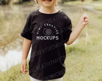 ブラック幼児用Tシャツ モックアップ：Bella Canvas 3001T、ライフスタイル（デジタルダウンロード）