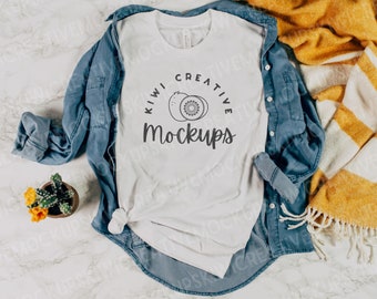Bella Canvas 3001 Weißes T-Shirt Mockup: Flach liegend gestylt Stock Foto (Digitaler Download)