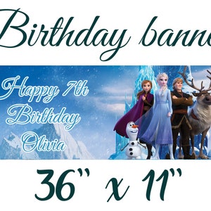 Puede incluir: Una pancarta de cumpleaños azul y blanca con personajes de la película Frozen. La pancarta dice "Feliz 7º cumpleaños Olivia" y mide 91,44 cm por 27,94 cm.