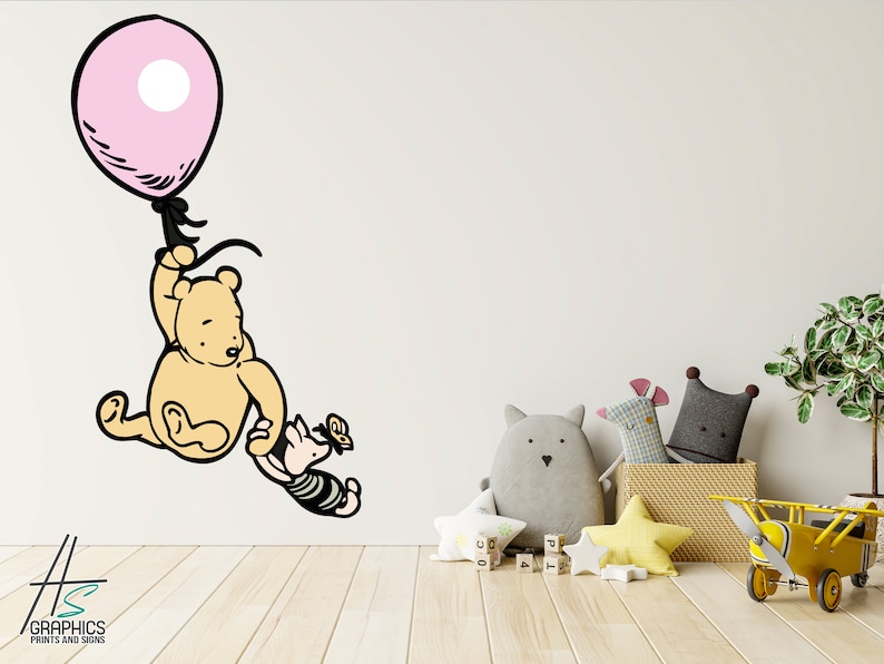 Puede incluir: Winnie de Pooh y Piglet sujetando un globo rosa. Los personajes est&aacute;n en un estilo de dibujos animados y sujetan una cuerda atada al globo. El fondo es una pared blanca con un suelo de madera.