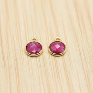 Ciondolo con rubino sfaccettato: pendente rotondo in ottone placcato oro da 8 mm