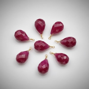 Ciondolo a goccia con rubino sfaccettato: connettore in ottone placcato oro (10 x 14 mm)