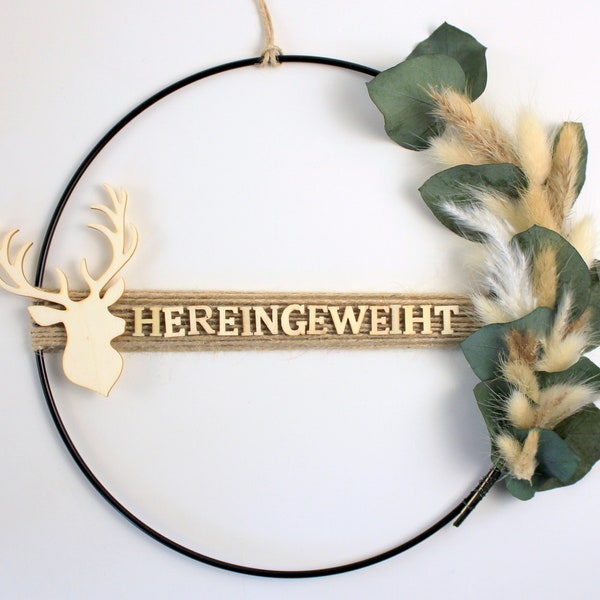 Moderner Türkranz HEREINGEWEIHT mit Hirsch, personalisierbares Wohnaccessoire, Flower Hoop Loop, Trockenblumenkranz mit Eukalyptus