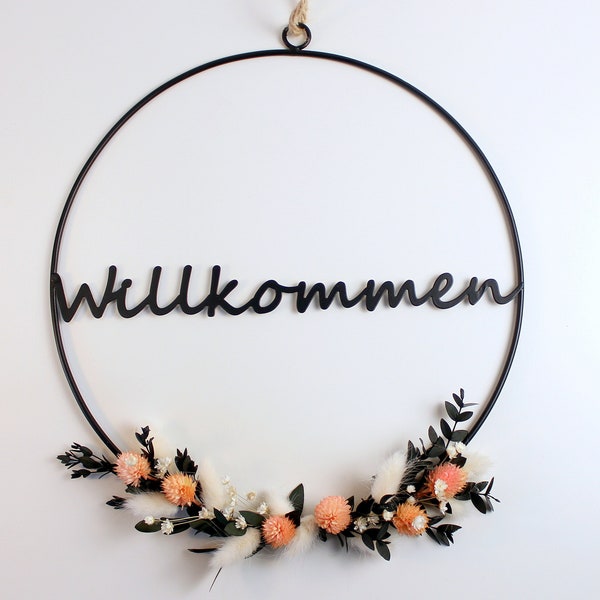 Willkommensschild mit Trockenblumen für den Eingangsbereich