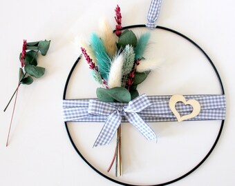 Trockenblumenkranz mit Herz und Schleife grau-weiß-kariert, Flower Hoop Loop, Metallring, Wohnaccessoire für zu Hause