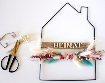 Türdeko Metallhaus, Türkranz "Heimat" mit Trockenblumen und roten Pfefferbeeren, Metallobjekt, Wohnaccessoire