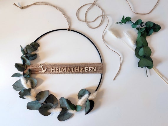 Moderner Trockenblumenkranz HEIMATHAFEN mit Anker und Eukalyptus, Flower Hoop Loop, Metallring personalisierbar, Wohnaccessoire für zu Hause