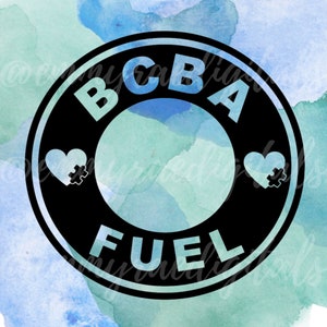 Op de afbeelding: Zwarte en witte cirkel met de tekst "BCBA FUEL" in witte letters. Twee witte harten met een puzzelstukje erin bevinden zich aan beide kanten van de tekst.