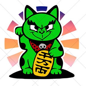 Puede incluir: Una figura de gato de la suerte verde con manchas negras, sosteniendo una moneda de oro con caracteres japoneses. El gato tiene un collar rojo con lunares blancos y una pata levantada.