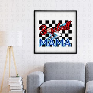 Peut inclure: Une impression encadr&eacute;e avec un fond &agrave; carreaux noir et blanc. Le texte "Baseball Mama" est en lettres rouges, bleues et blanches. Un ballon de baseball avec une couture rouge est dans le coin sup&eacute;rieur gauche de l'impression.