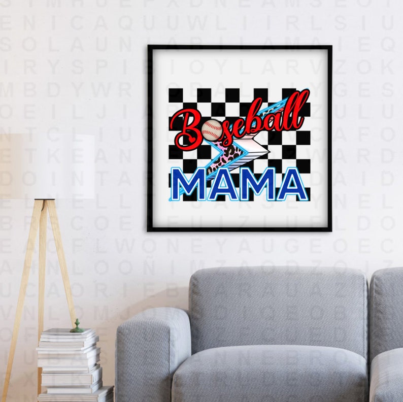 Peut inclure: Une impression encadr&eacute;e avec un fond &agrave; carreaux noir et blanc. Le texte "Baseball Mama" est en lettres rouges, bleues et blanches. Un ballon de baseball avec une couture rouge est dans le coin sup&eacute;rieur gauche de l'impression.
