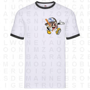 Peut inclure: T-shirt blanc avec bordure noire en c&ocirc;tes, repr&eacute;sentant un personnage de dessin anim&eacute; de baseball portant un chapeau avec le num&eacute;ro 23 et le mot "Baseball" dessus. Le personnage tient une batte et a une expression surprise. L'arri&egrave;re-plan du t-shirt est recouvert d'un motif al&eacute;atoire de lettres.