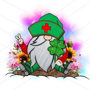 Può includere: Un gnomo verde con la barba bianca e un cappello rosso e verde con una croce rossa. Lo gnomo tiene un trifoglio a quattro foglie verde e siede su una nuvola con fiori rosa e viola e girasoli intorno.