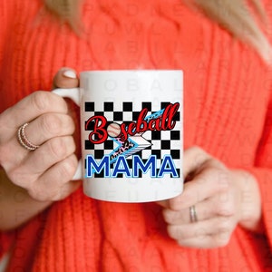 Peut inclure: Une tasse en c&eacute;ramique blanche avec un motif &agrave; carreaux noirs et blancs. La tasse a un motif rouge, bleu et blanc avec le texte "Baseball Mama" dessus.