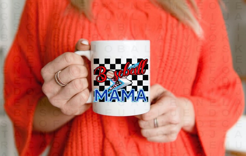 Peut inclure: Une tasse en c&eacute;ramique blanche avec un motif &agrave; carreaux noirs et blancs. La tasse a un motif rouge, bleu et blanc avec le texte "Baseball Mama" dessus.