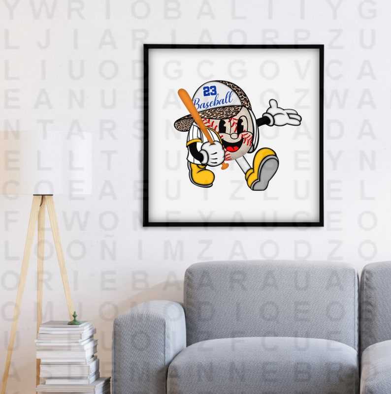 Peut inclure: Un personnage de dessin anim&eacute; de baseball portant un uniforme de baseball blanc et noir avec une casquette de baseball &agrave; imprim&eacute; animal noir et blanc. Le personnage tient une batte de baseball en bois et a une balle de baseball rouge et blanche pour la t&ecirc;te. Le personnage sourit et porte le num&eacute;ro 23 sur sa casquette de baseball. Le texte "Baseball" est &eacute;crit sur la casquette de baseball.