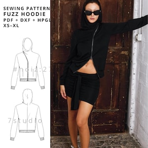Könnte beinhalten: Schwarzes Outfit mit Kapuzenjacke mit diagonalem Reißverschluss, Minirock und weißen Turnschuhen. Das Bild enthält Text: "NOIZ:27 digital download Made in Italy SEWING PATTERN FUZZ HOODIE PDF + DXF + HPGL XS-XL" und "for designers & advanced sewists."