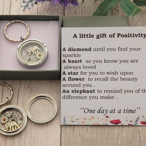 Un petit cadeau de positivité, - une pensée pour vous, de sympathie, de soutien, de réconfort, de câlin, d'anxiété, d'amitié - Médaillon + carte