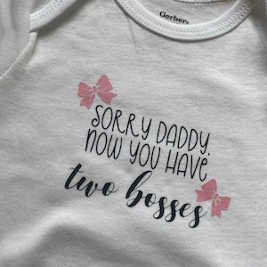 Przepraszam tato, onesie, przepraszam tato, teraz masz onesie dla dwóch szefów, onesie dla dwóch szefów, kokardy, ogłoszenie ciąży, prezent na baby shower, ujawnienie płci