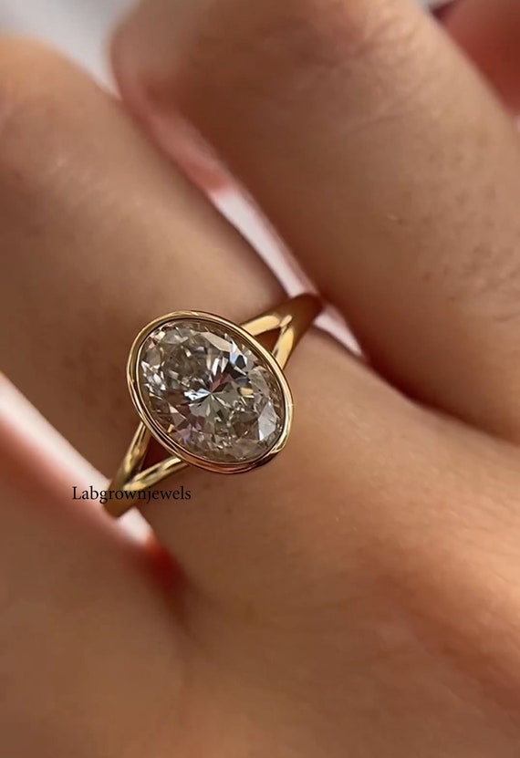 Anello con castone solitario a taglio ovale Anello con castone