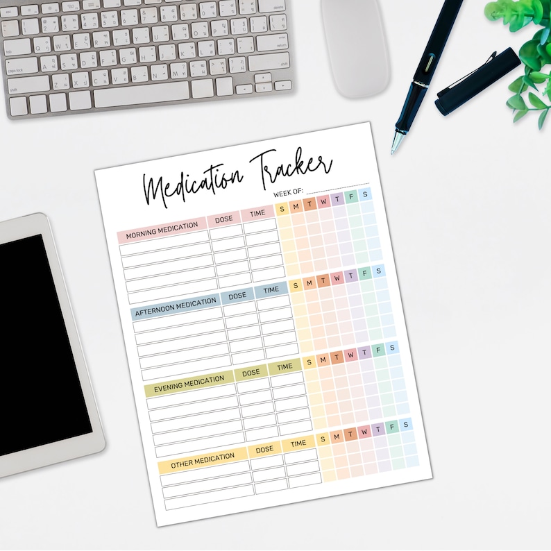 Pu&ograve; includere: Un tracker di farmaci stampabile con un design arcobaleno colorato. Il tracker include sezioni per i farmaci del mattino, del pomeriggio, della sera e altri. Ogni sezione ha colonne per il giorno della settimana, l'ora e il dosaggio.