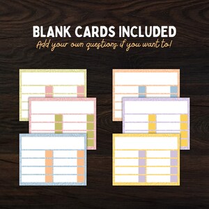 Op de afbeelding: Set van blanco kaarten met verschillende gekleurde randen en patronen. De tekst "BLANK CARDS INCLUDED Add your own questions if you want to!" staat bovenaan de afbeelding.