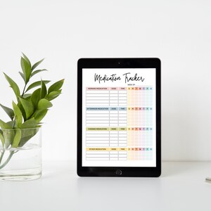 Pu&ograve; includere: Un tablet digitale che mostra un tracker di farmaci stampabile con sezioni per farmaci del mattino, pomeriggio, sera e altri. Il tracker include colonne per il nome del farmaco, il dosaggio, l'ora e i giorni della settimana.
