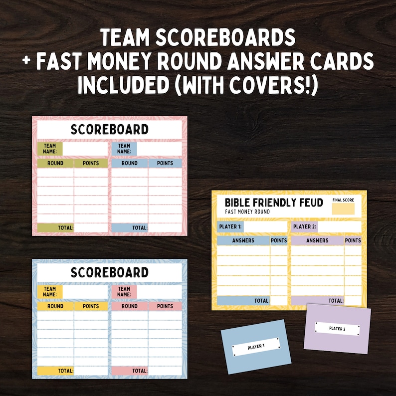 Op de afbeelding: Twee roze en blauwe scoreborden met de tekst "SCOREBOARD" en "TEAM NAME:" en "ROUND" en "POINTS". Een geel en blauw scorebord met de tekst "BIBLE FRIENDLY FEUD" en "FAST MONEY ROUND". Twee kleine blauwe en paarse kaartjes met de tekst "PLAYER 1" en "PLAYER 2".
