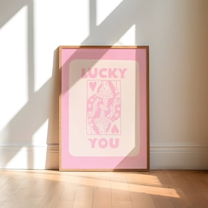 retro lucky you wall art | wydruk cyfrowy | modny wydruk artystyczny | sztuka do druku w kartach do gry | sztuka ścienna do pobrania | mondotaffy | różowy wydruk