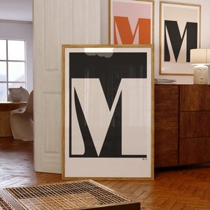 pôsteres com iniciais de letras para impressão, arte de parede com monograma, impressão de arte inicial com letra M, conjunto de 3 impressões em decoração de parede de casa, arte neutra e colorida