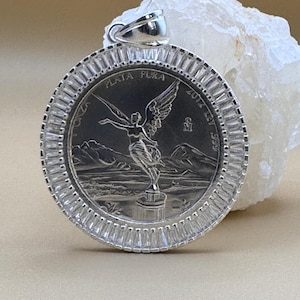 Elegante colgante con moneda y bisel de plata de ley 925: un colgante único y llamativo