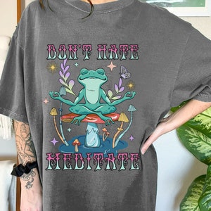 Don&#39;t Hate Meditate Boho Frog Shirt for Nature Lovers, Positive Quote Oversized Tee for Frog Lovers, Retro Comfort Colors® T-Shirt for Her,