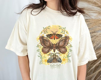 Maglietta Enchanted Moth: Maglietta Comfort Colors con giardino floreale