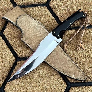 Couteau Bowie fait main en acier au carbone : manche en corne de buffle, étui en cuir