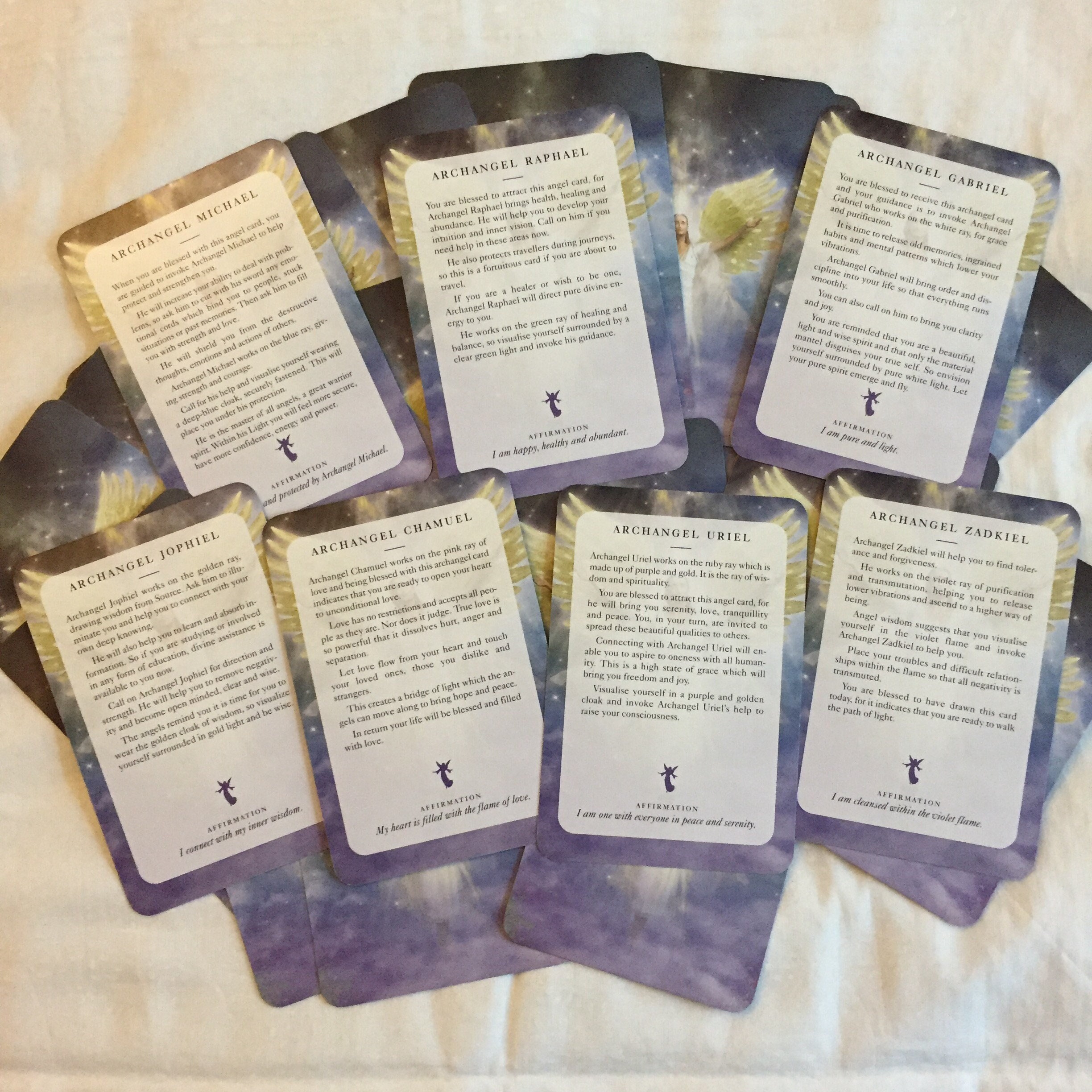 Ange Oracle Lisant 3 Cartes