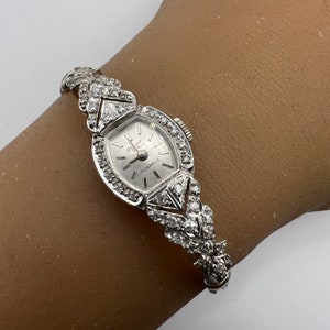 Reloj de cóctel para mujer Germinal Voltaire suizo de mediados de siglo, circa 1960, en oro blanco de 14k y diamantes. Revisado y limpiado el 13/07/2024. Listo para enviar.