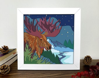 Puede incluir: Una ilustración enmarcada de un alce con grandes astas de pie en un paisaje de bosque nevado bajo un cielo estrellado.