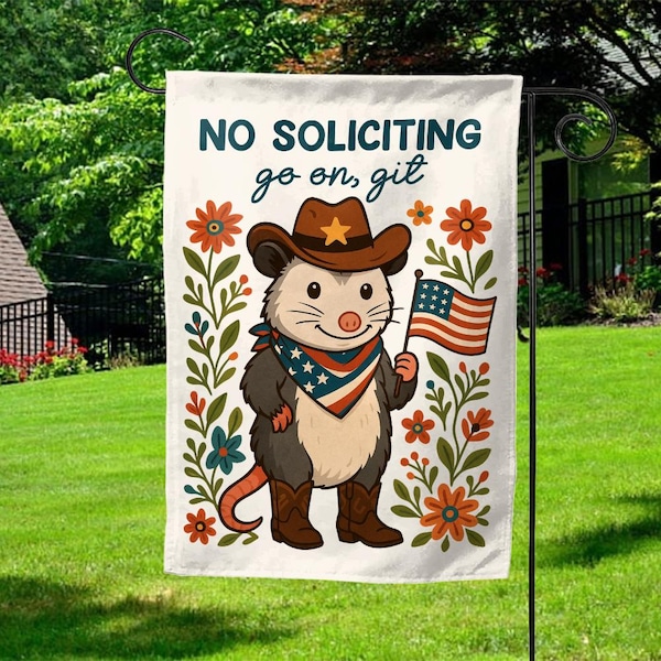 Bandera de jardín divertida con la frase "No se permite la solicitación", señal de "Vete", bandera divertida para jardín, decoración de jardín con zarigüeya vaquera G5M107